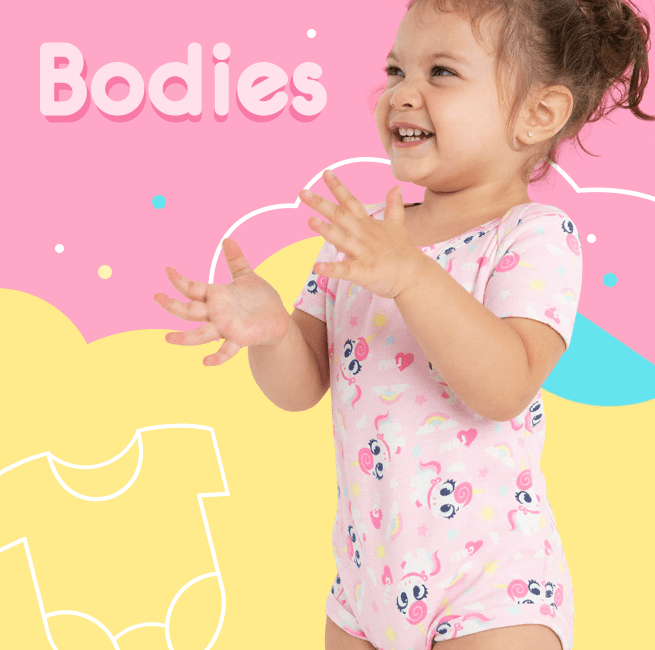 Bodys! Na imagem é apresentado uma bebê bem fofa batendo palmas usando um body rosa com a estampa de unicórnio